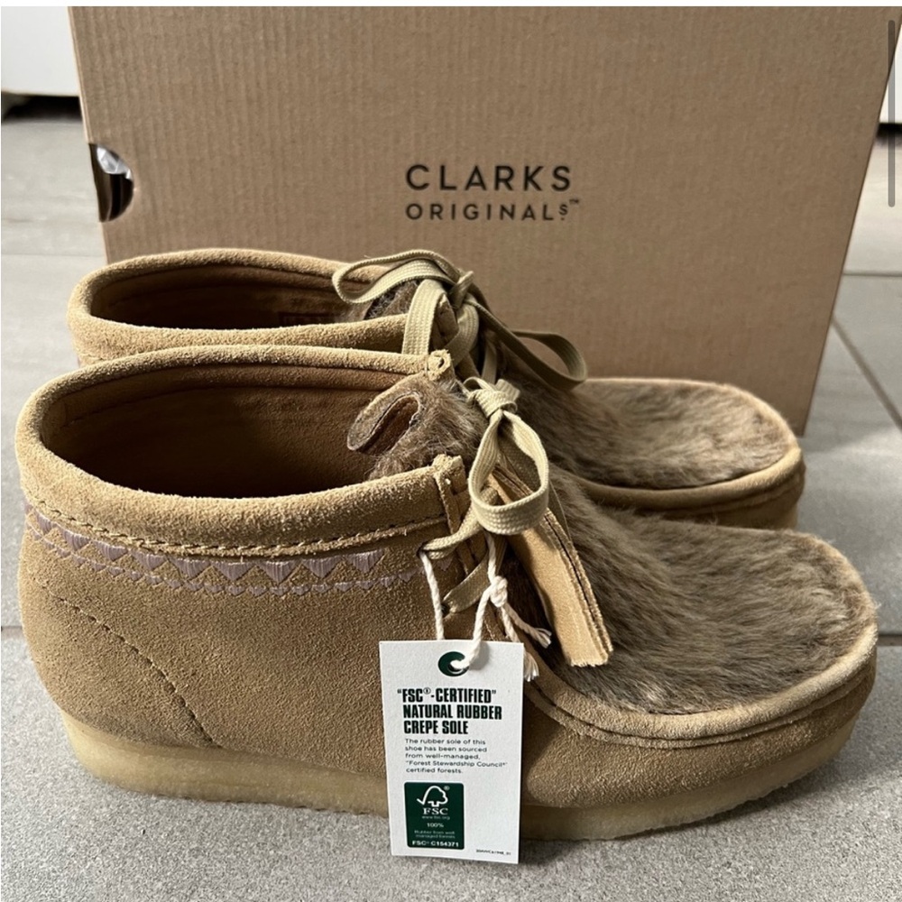 Clarks Wallabee Ankle Boot Women's
SZ 10 M Tan NEW $170 Fur Accent Suede Lace Up - Picture 3 of 10